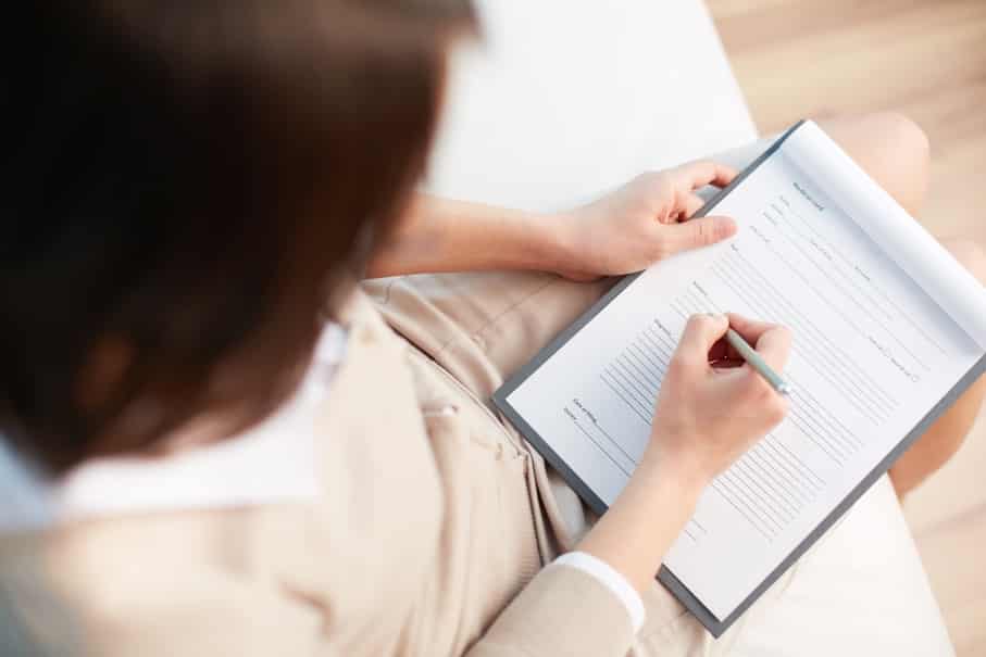 Mulher preenchendo um formulário de avaliação psicológica